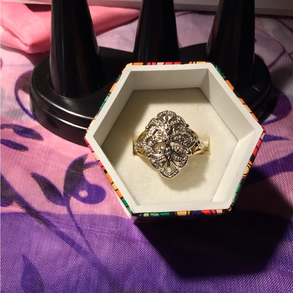Vintage ladies designer diamond accent ring